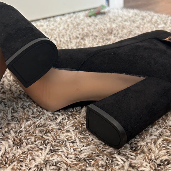 Elegant Black Suede Ankle Boots - Picture 9 of 11